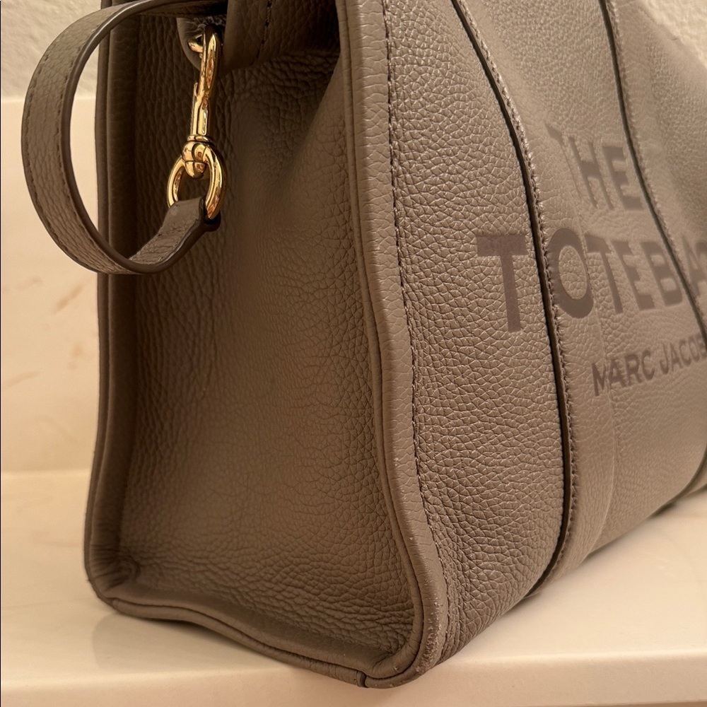 Marc Jacobs Tote - Picture 4 of 10